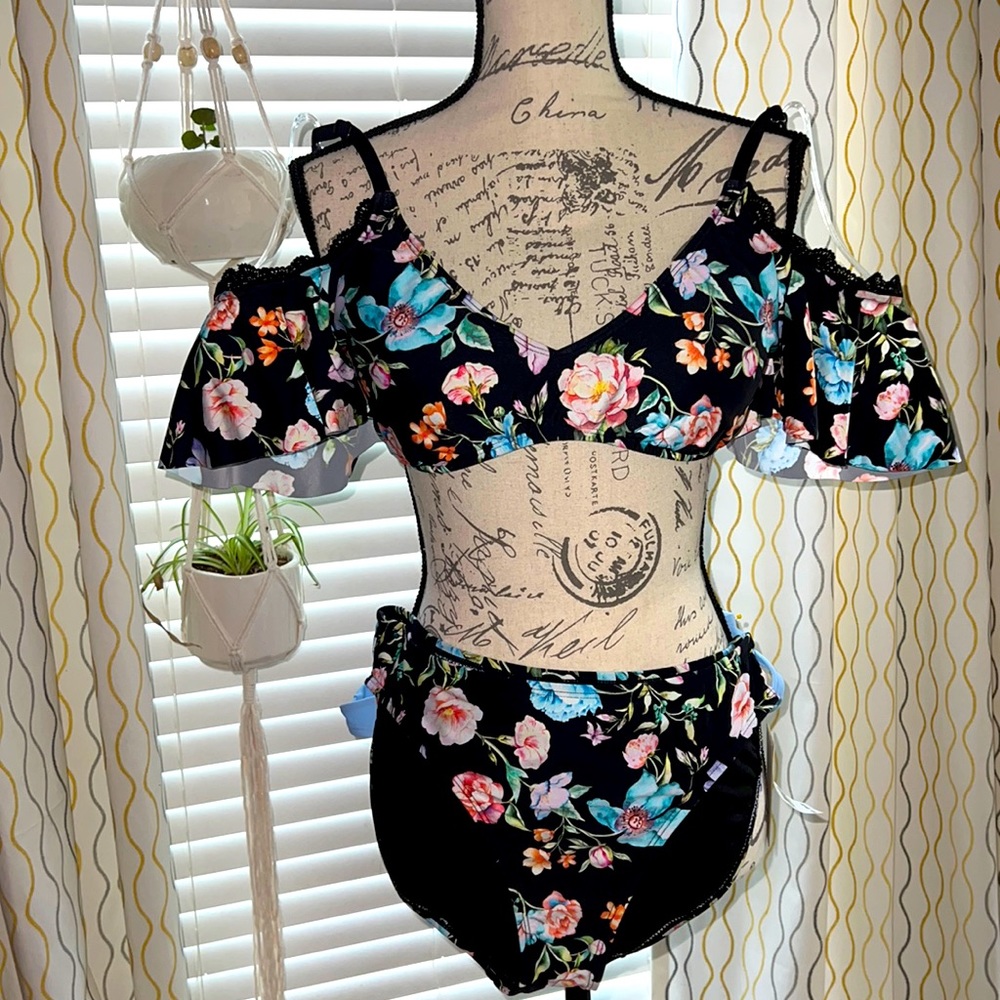 NWT Kenneth Cole Reaction 2 piece bikini with extra bikini bottom. 👙